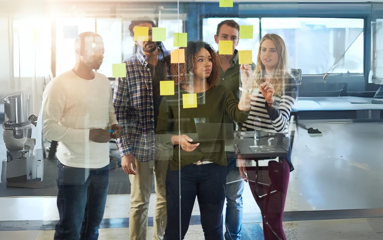 Foto giovani professionisti in aula e in azienda, simbolo di formazione avanzata e inserimento lavorativo