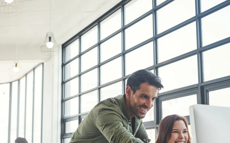 Foto studenti in azienda durante uno stage formativo, affiancati da tutor e colleghi senior