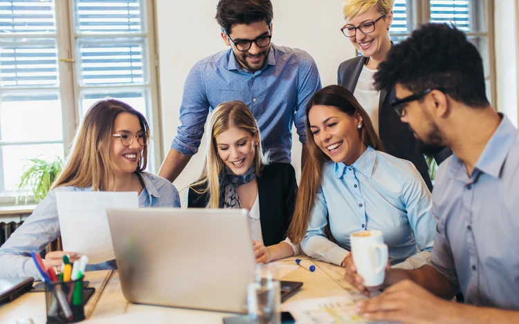 Foto studenti universitari che cercano percorsi formativi online