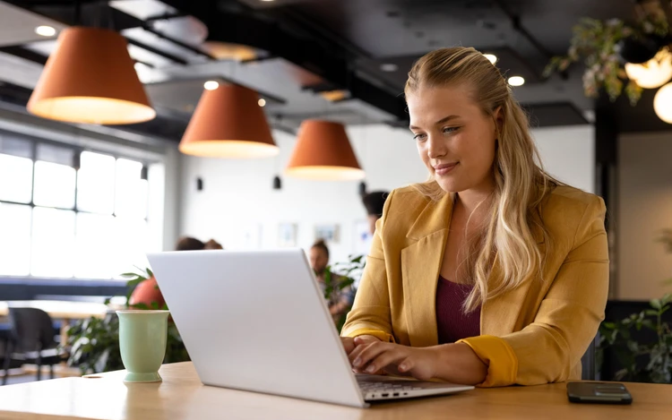 Fotografia allieva w.academy segue le prime lezioni dei Master in Social Media Marketing e Export Management in modalità live streaming da casa