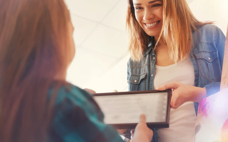 Fotografia certificazione del servizio placement ottenuta da w.academy per il sesto anno consecutivo con risultati occupazionali eccellenti