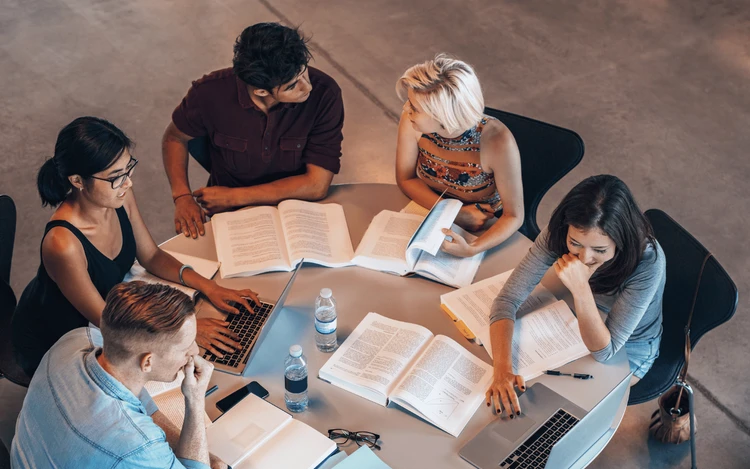 Fotografia studenti del Master in Fashion Business di w.academy in visita allo showroom Guess Italia per un’esperienza immersiva nel mondo della moda