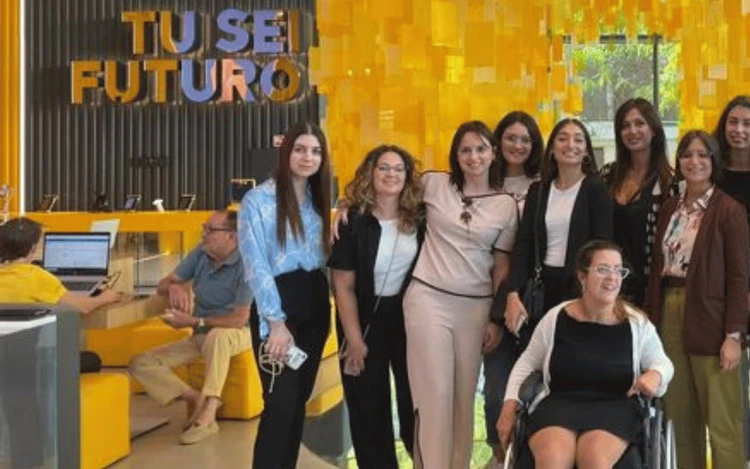 Fotografia studenti w.academy durante la lezione sul Digital Writing negli uffici Fastweb a Milano, tra formazione ibrida e cultura aziendale inclusiva