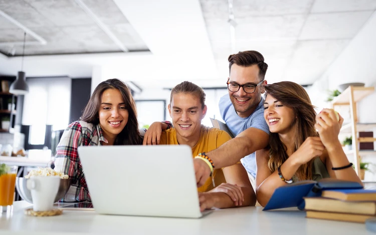 fotografia Executive Master in Web Marketing, Social Media & Graphic Design! Connessione in corso… via!